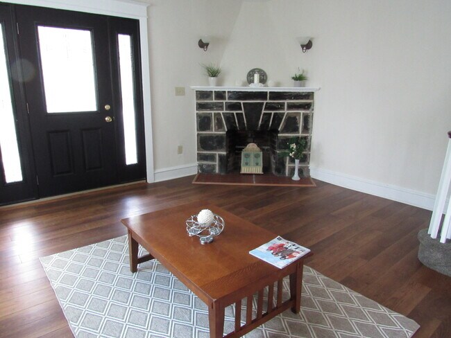 Foto del edificio - 745 Hathaway Ln