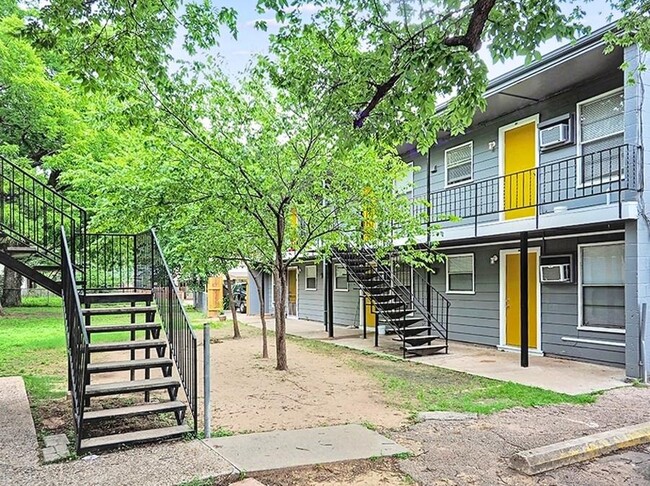 Foto del edificio - 903 Springdale Rd