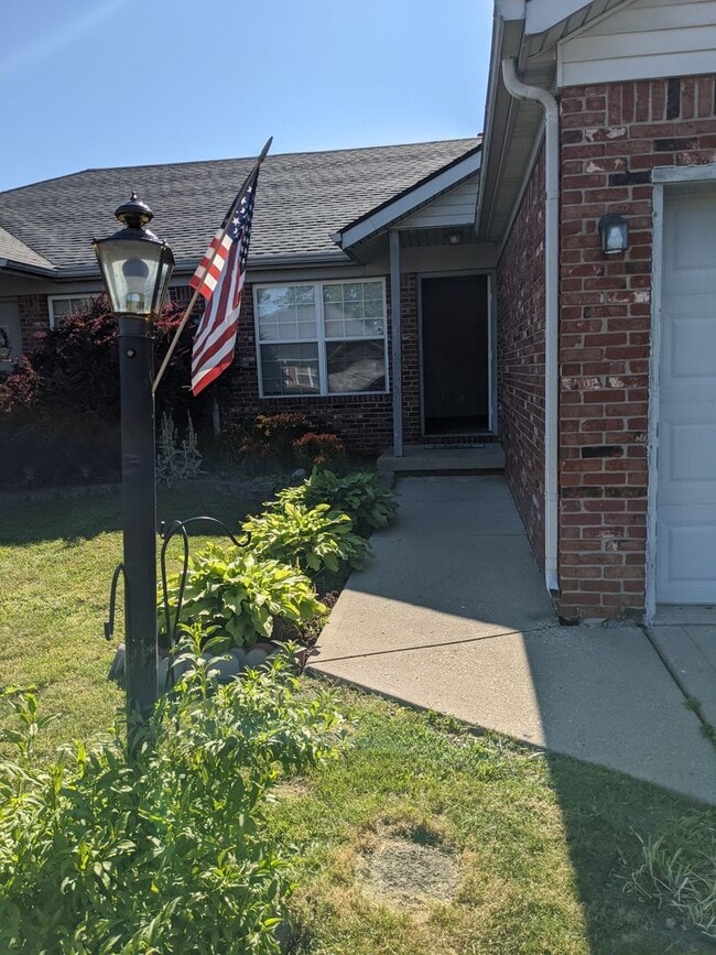 Building Photo - Spacious 2 bed 2 bath duplex in Franklin Indiana!