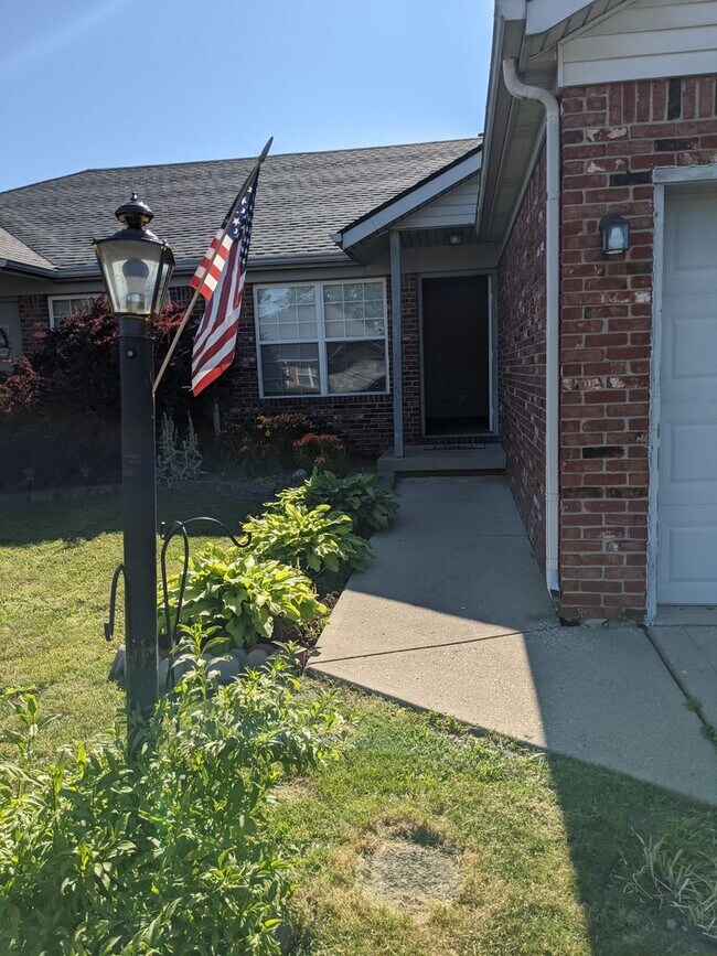 Foto del edificio - Spacious 2 bed 2 bath duplex in Franklin Indiana!
