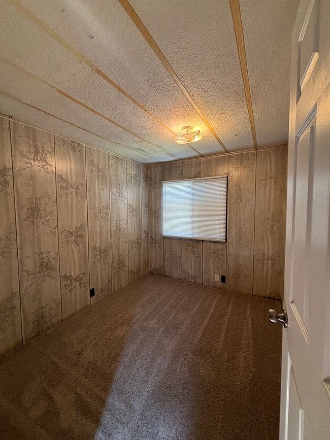 Building Photo - 3 Bedroom 2 Bathroom