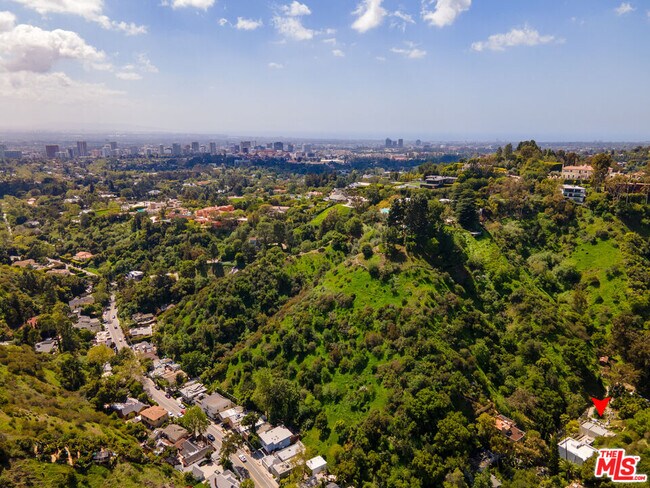 Foto del edificio - 1001 N Beverly Glen Blvd