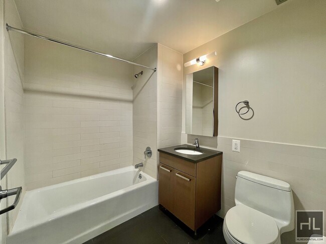 Building Photo - Stunning Sun drenched 1 Bedroom. Luxury li...