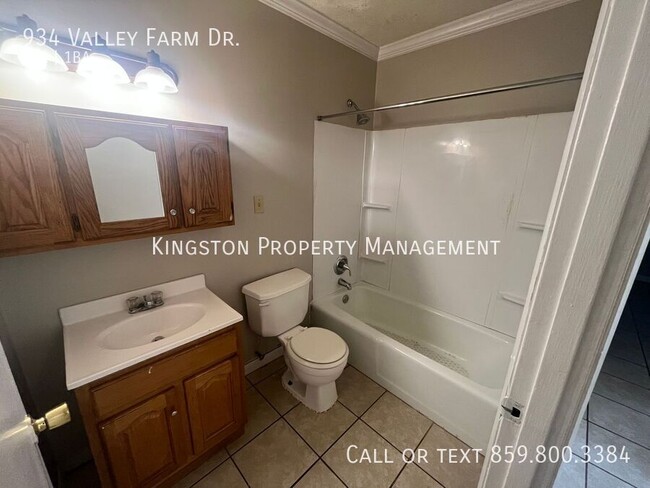 Building Photo - CHARMING 3 BEDROOM!