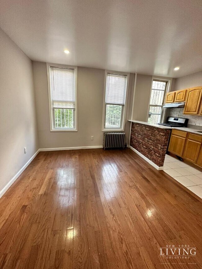 Foto del edificio - EAST NEW YORK~NEWLY RENOVATED~HEAT & HOT W...