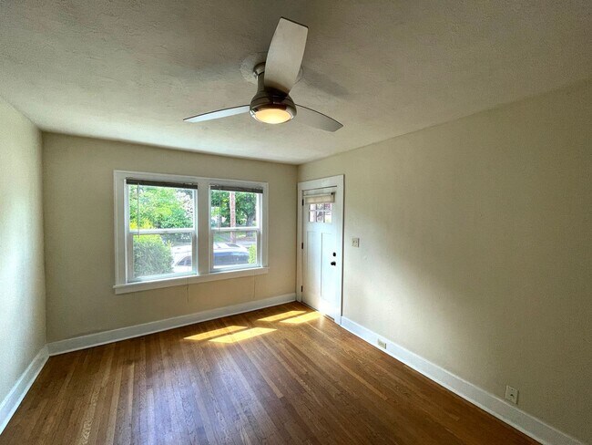 Foto del edificio - Vintage 1 Bedroom with Hardwood Floors, Close-In Location