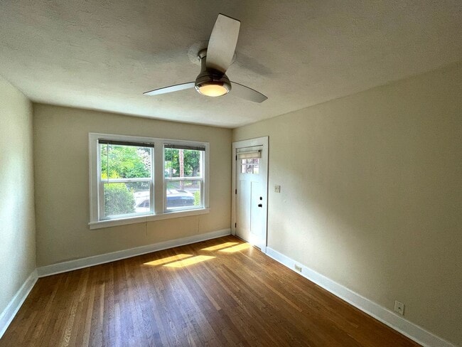Building Photo - Vintage 1 Bedroom with Hardwood Floors, Close-In Location