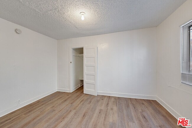 Foto del edificio - 220 E Vernon Ave