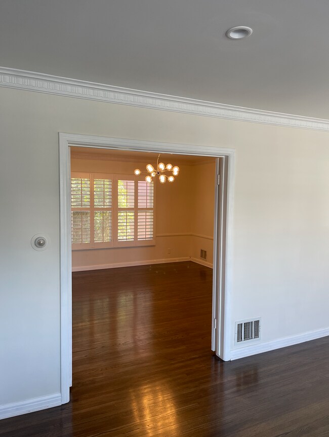 Building Photo - 354 S Rodeo Dr