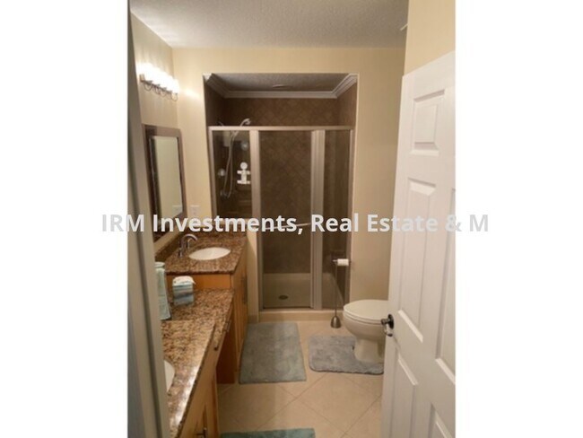 Building Photo - 2 bed 2 bath CONDO ground floor.