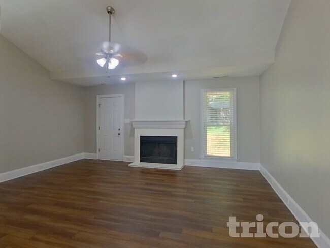 Foto del edificio - 7100 Idlewild Brook Ln