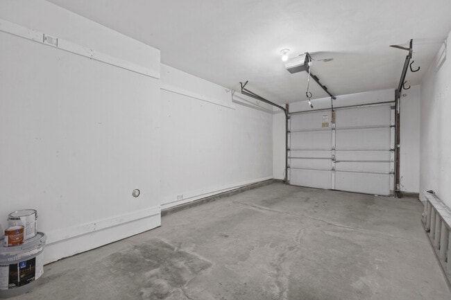 Foto del edificio - 405 Hidden Shrs Ct