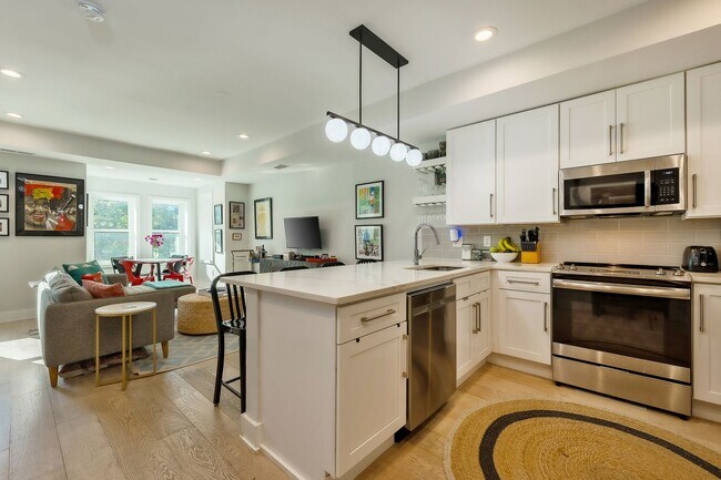 Building Photo - Top floor 2 level 2br 2.5ba TH in Shaw for...