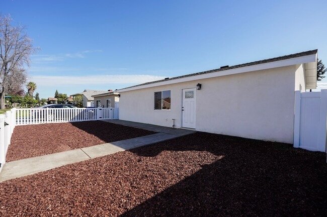 Building Photo - 1600 E Columbia Ave