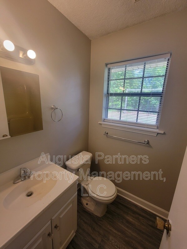 Building Photo - 105 Blue Ct