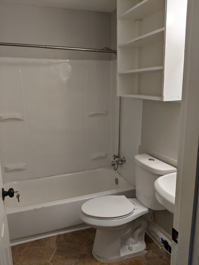 Building Photo - 2Bed 1Bath near Shively