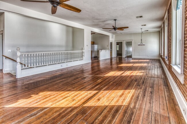 Building Photo - 110 E Alamo St