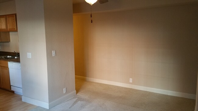 Building Photo - 1 bedroom, 1 bath upscale condo near UIHC ...