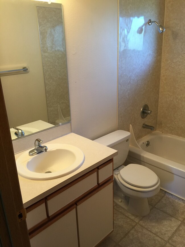 Bathroom with full tub/shower - 2118 19th St