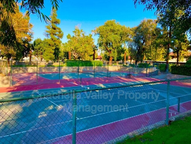 Foto del edificio - 2860 N Los Felices Rd