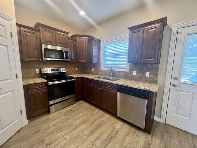 Building Photo - 3B/2.5B Spacious Townhome with Fenced Back...