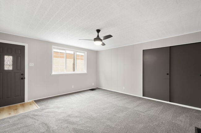 Building Photo - Beautiful 2 bedroom home in South Side Fla...