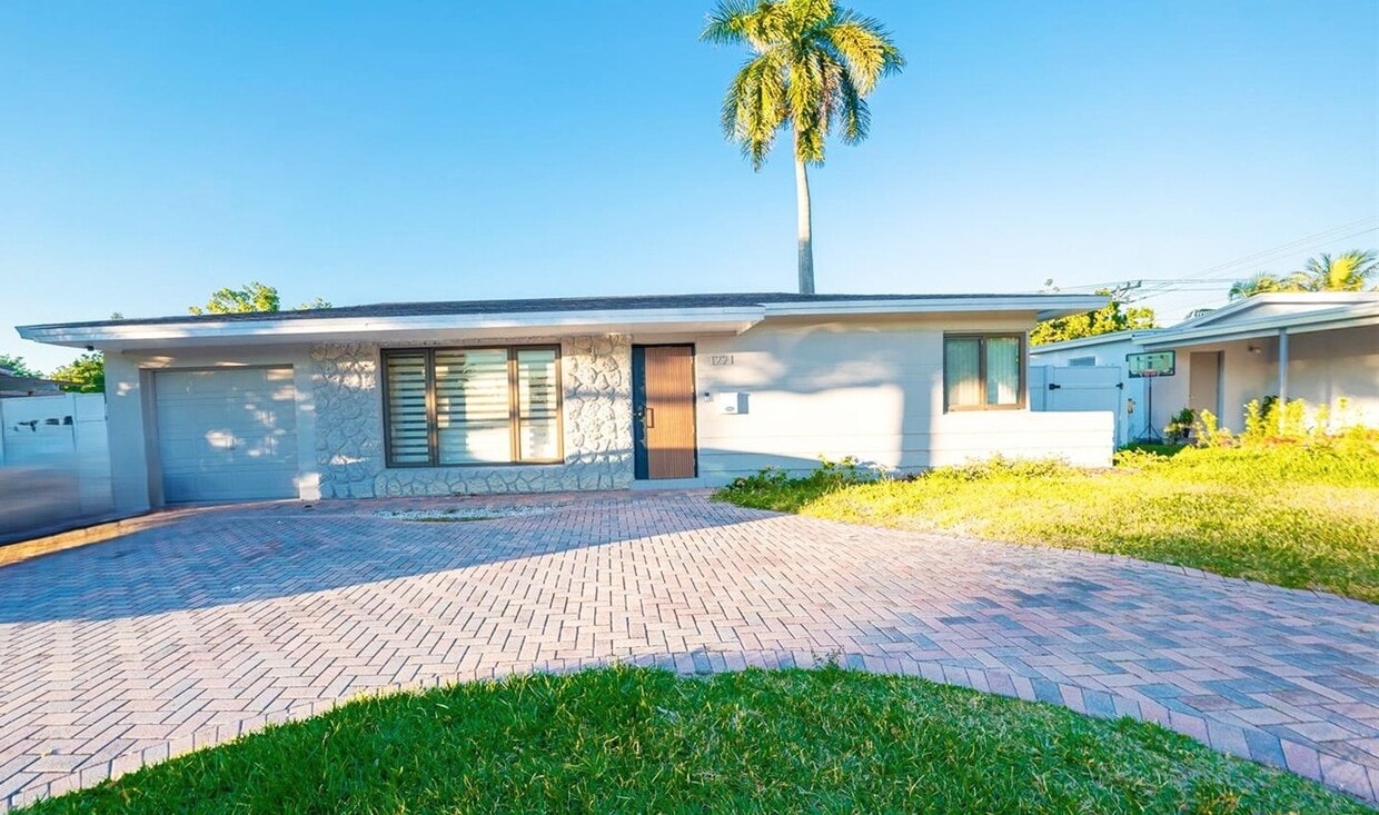 Primary Photo - 1221 W Camino Real