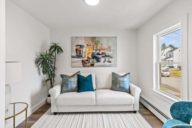 Foto del edificio - Move-In Ready! Updated Biddeford 3BR/2BA H...