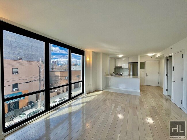 Foto del edificio - Stunning rent stabilized 1 bedroom with private balcony, onsite laundry, gym & roof deck