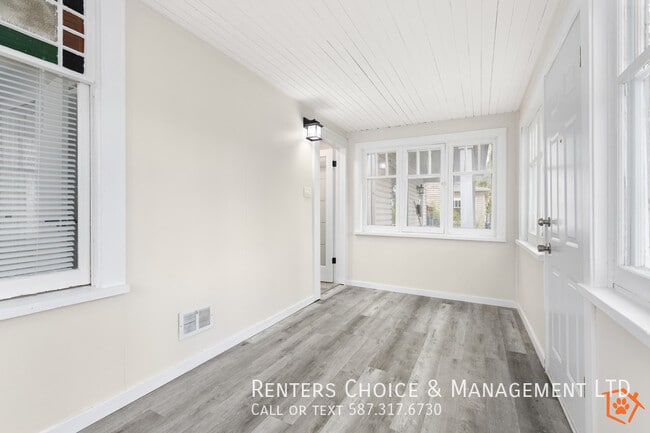 Building Photo - Pet Friendly, Renovated House Near Downtown Medicine Hat