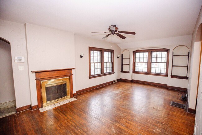 Building Photo - Three bedroom one bath home available for rent located in Library Disctrict West Toledo!