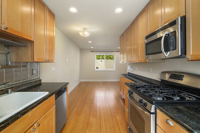 Building Photo - 737 S Homer St
