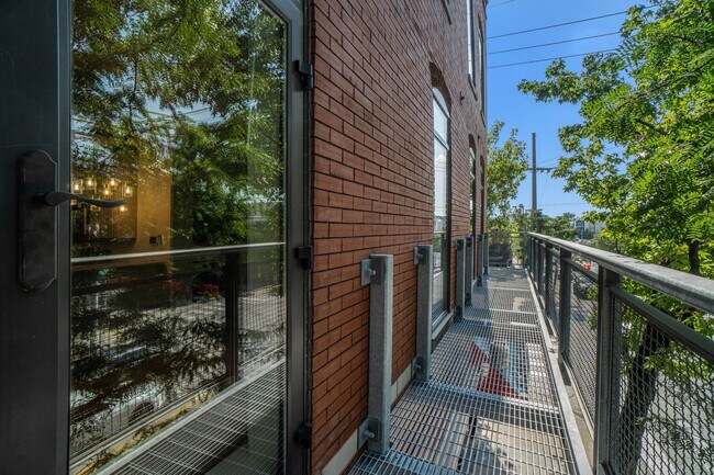 Foto del edificio - Modern 1 Bedroom, 1 Bath Apartment Home  Located In Historic Westport