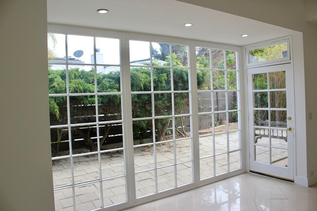 Building Photo - 1265 Bienveneda Ave