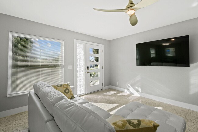 Building Photo - 1004 Stillwater Dr