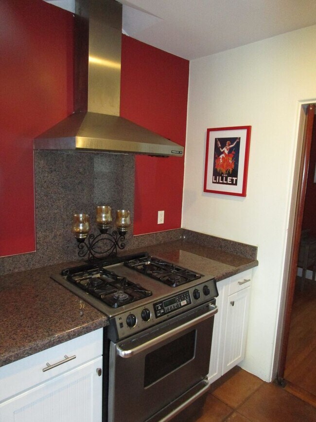 Building Photo - Ocean View Lot - Remodeled - Wood Floors -...