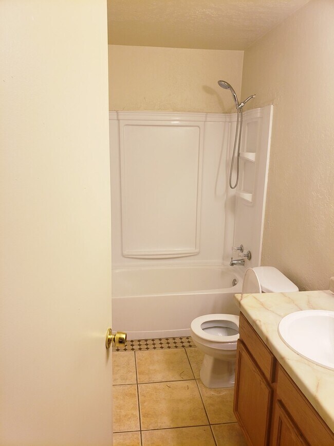 Building Photo - Nice 2 Bedroom 1 Bathroom apartment in Rio...