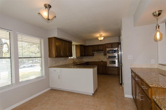 Building Photo - 11002 Spicewood Pkwy