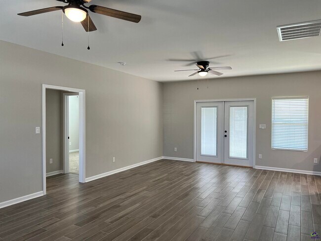 Foto del edificio - 99 Azalea Ave