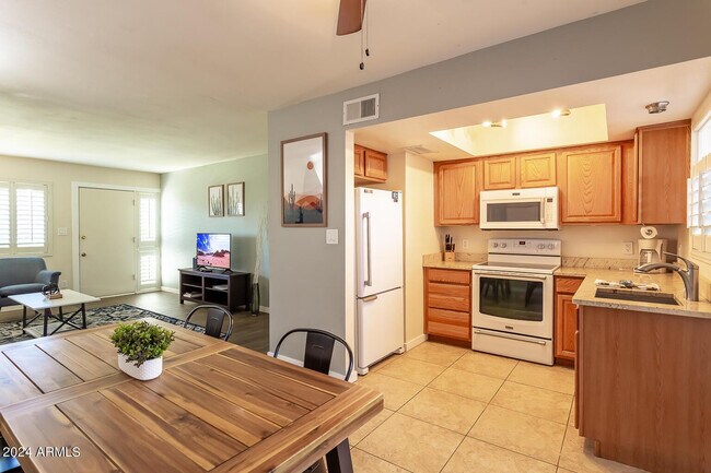 Foto del edificio - 8357 E Thomas Rd