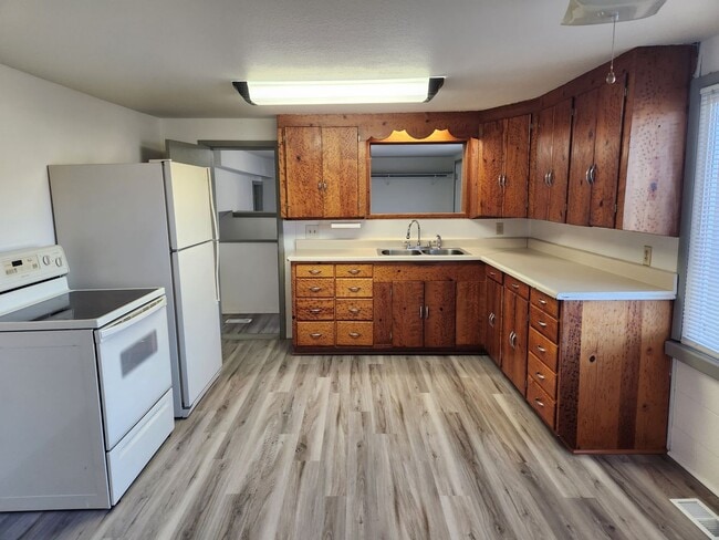 Building Photo - Naches WA 3 Br, 1 Ba, over-size garage