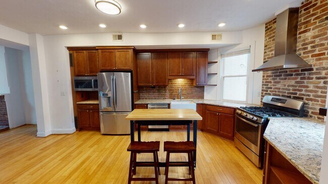 Building Photo - Sleek Logan Circle-Shaw townhouse close to...