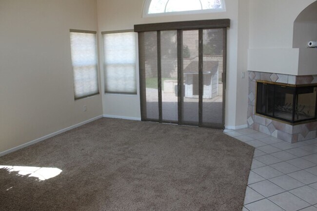 Foto del edificio - Two-Story 3-Bedroom Home in Yucaipa's Roll...