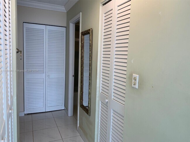 Building Photo - 1817 S Ocean Dr