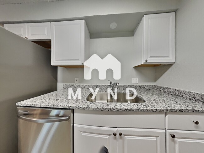 Building Photo - 5910 Crepe Myrtle Dr