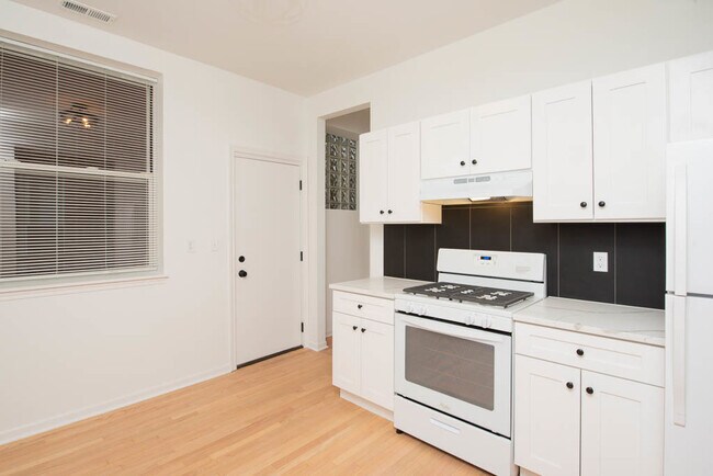 Building Photo - 841 N Maplewood Ave