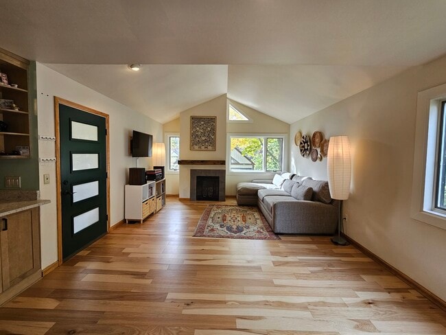 Building Photo - 808 Jones Dr