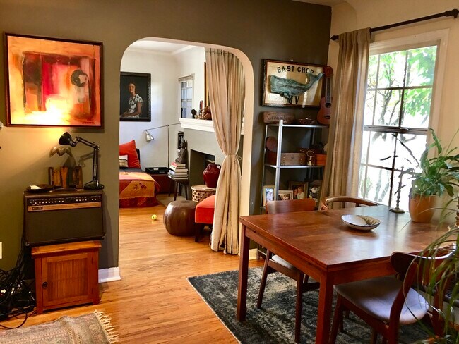 Foto del edificio - 8263 Willoughby Ave