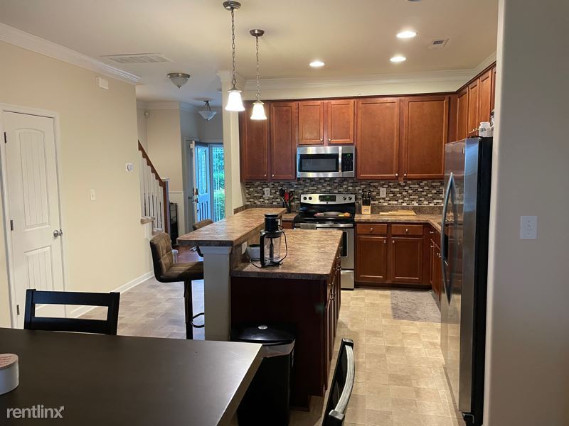 Primary Photo - 1 br, 1.5 bath Condo - 815 Muth Ln