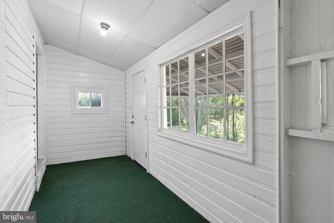 Building Photo - 832 Stanbridge St